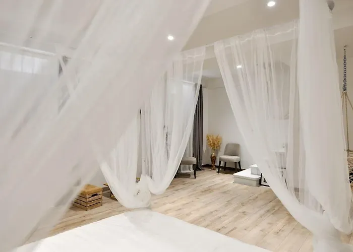 Deluxe Artistic Loft Apartment